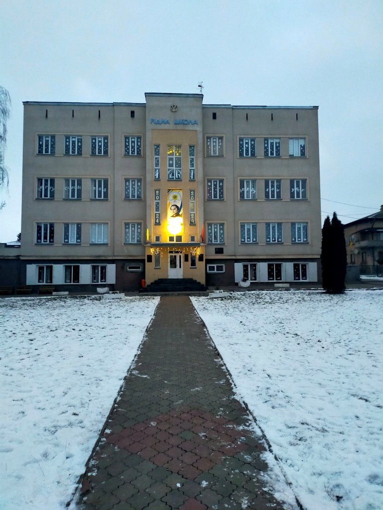 Шановні батьки майбутніх першокласників та десятикласники! Запрошуємо до нашої шкільної родини!